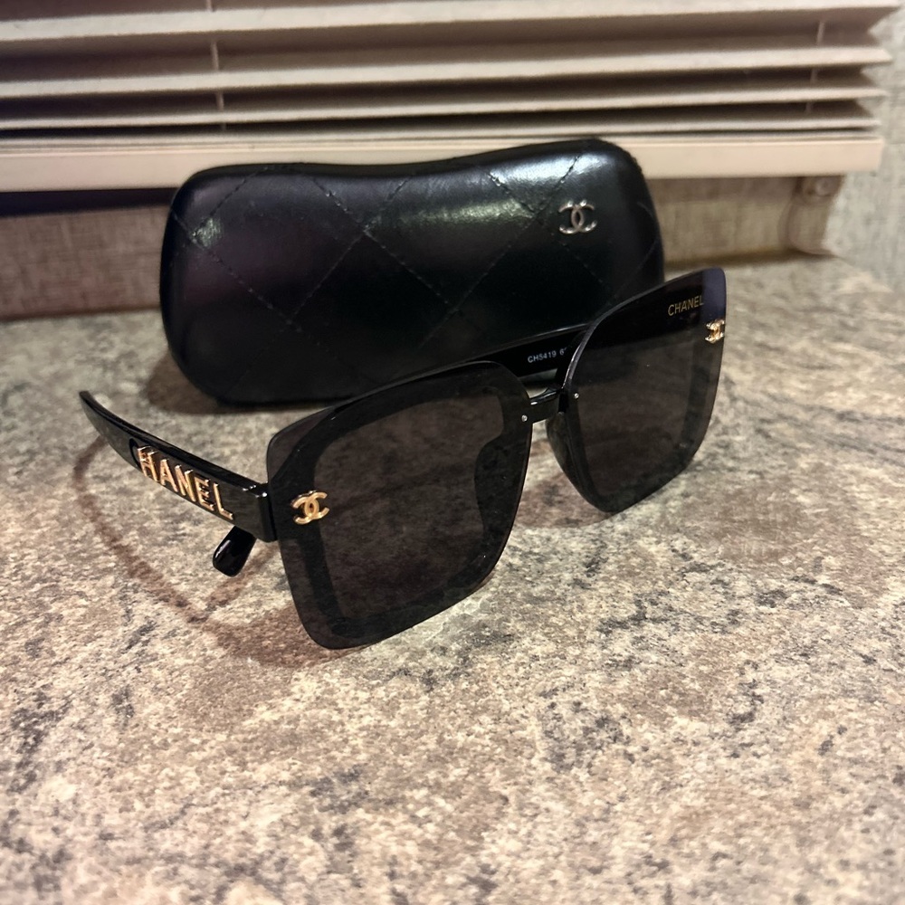 CHIC BLACK SUNGLASSES AND CASE